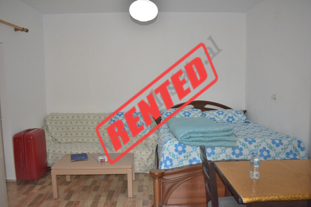 Garsoniere me qira ne rrugen Bektash Kozeli prane Shkolles Vace Zela ne Tirane.
Ndodhet ne katin e 